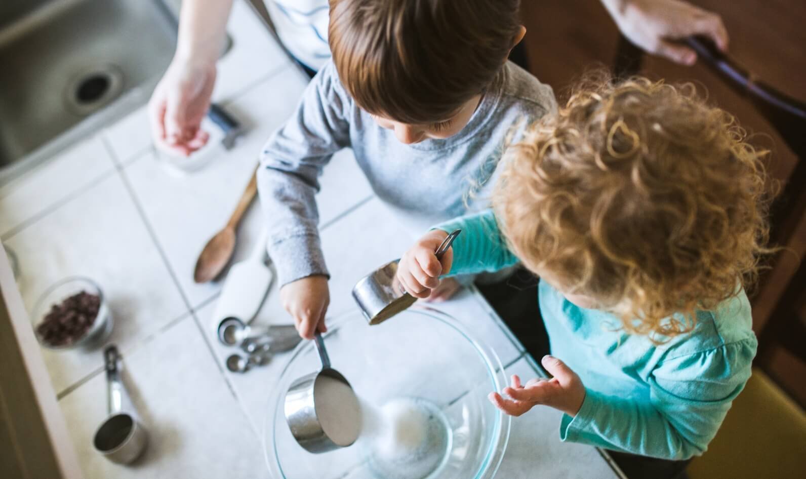 Niños aprendiendo matemáticas mientras cocinan con sus padres
